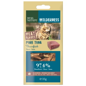 Verpackung für Real Nature Wilderness Katzenfutter mit einer getigerten Katze, auf der 'Fleischflocken reiner Thunfisch' und '97,4% Thunfisch' deutlich angezeigt werden.