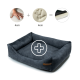 Ein dunkelgraues Haustierbett mit erhöhten Seiten, mit einem Pluszeichen-Icon in der Mitte, das zusätzlichen Komfort anzeigt.