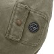 Nahaufnahme einer grünen Stofftasche mit einem bronzenen Knopf und einem runden schwarzen Patch, auf dem "OUTDOOR HUNTER 1980" steht.