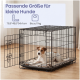 Kleiner Jack Russell in einem schwarzen Draht-Hundekäfig; Einblendtext: 'Passende Größe für kleine Hunde' und 'Bis zu 11 kg'.