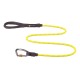Eine leuchtend gelbe Hundeleine mit einem robusten Karabinerclip und einem gepolsterten Griff, mit dem Ruffwear-Logo auf dem Griff.