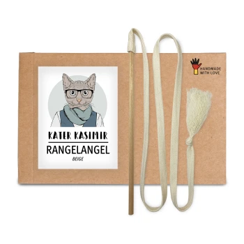 Beige Verpackung mit einer Katzenillustration, beschriftet mit "KATER KASIMIR RANGELANGEL BEIGE," plus einem Holzstab und einer Quaste. "HANDMADE WITH LOVE."