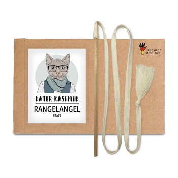 Beige Verpackung mit einer Katzenillustration, beschriftet mit "KATER KASIMIR RANGELANGEL BEIGE," plus einem Holzstab und einer Quaste. "HANDMADE WITH LOVE."