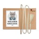 Beige Verpackung mit einer Katzenillustration, beschriftet mit "KATER KASIMIR RANGELANGEL BEIGE," plus einem Holzstab und einer Quaste. "HANDMADE WITH LOVE."