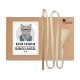 Beige Verpackung mit einer Katzenillustration, beschriftet mit "KATER KASIMIR RANGELANGEL BEIGE," plus einem Holzstab und einer Quaste. "HANDMADE WITH LOVE."