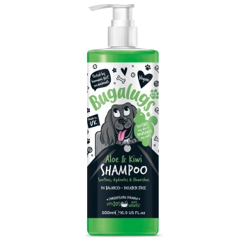 Flasche mit Bugalugs Aloe & Kiwi Shampoo für Hunde, mit einem Cartoon-Hund, veganem Etikett und Ansprüchen auf beruhigende, feuchtigkeitsspendende und nährende Eigenschaften.