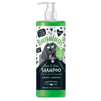Flasche mit Bugalugs Aloe & Kiwi Shampoo für Hunde, mit einem Cartoon-Hund, veganem Etikett und Ansprüchen auf beruhigende, feuchtigkeitsspendende und nährende Eigenschaften.