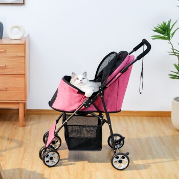 Eine flauschige weiße Katze mit grauen Flecken entspannt in einem rosa Haustierwagen mit Netzseiten, in einem hellen Raum mit Holzboden.