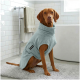 Hellgrauer Hundemantel mit weicher Textur, mit einer Tasche und dem Etikett "THE DOG IDEA."