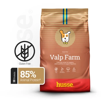 Getreidefreier Welpenfutterbeutel von Husse, beschriftet mit "Valp Farm", mit einem Cartoon-Hundelogo und Angaben: 38 % Protein, 85 % tierisches Protein, hinzugefügtes Flohsamenschalen.