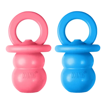 Deux jouets à mâcher pour chien de la marque KONG en rose et bleu avec poignées en anneau sur fond blanc.