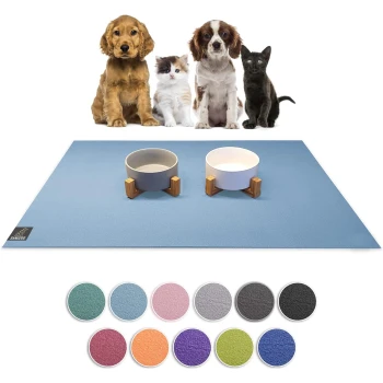 Eine blaue Haustiermatte mit zwei Futternäpfen auf Holzständern, umgeben von vier Haustieren: zwei Hunden, einer Katze und einem Kätzchen. Darunter eine Farbpalette mit zehn Optionen.