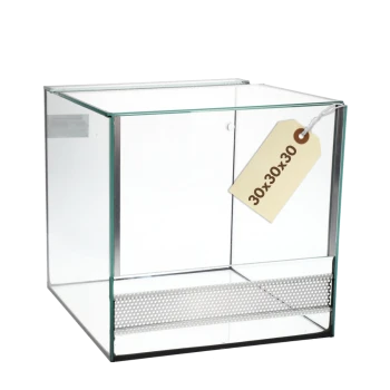 Klares Glaswürfel-Terrarium mit frontaler perforierter Lüftungsleiste und beigefarbenem Anhänger mit der Aufschrift 30x30x30