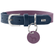 Dunkelblaues Lederhalsband mit violetter Einlage, silberner Schnalle und Ring, violettem Anhänger mit geprägter Hundesilhouette und HUNTER-Logo.