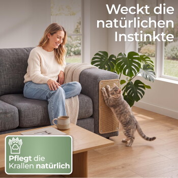 Katze kratzt an einem am Sofa befestigten Pad, während eine Frau lächelt; sichtbarer Text: 'Weckt die natürlichen Instinkte, Pflegt die Krallen natürlich'.