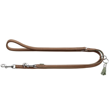 Hellbraune Lederleine mit silbernen Beschlägen, doppelt schwenkbaren Clips, Metallringen und grünem Quastenanhänger.