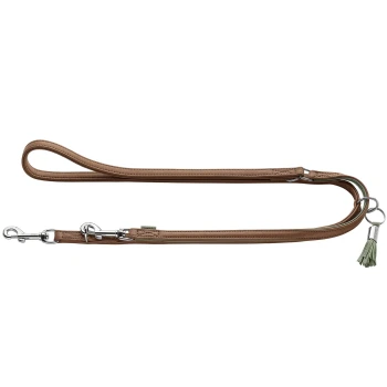 Hellbraune Lederleine mit silbernen Beschlägen, doppelt schwenkbaren Clips, Metallringen und grünem Quastenanhänger.