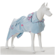 Weißes Hundemannequin trägt einen hellblauen Frottee-Bademantel mit rosa Kirschblütenbesatz und einem kleinen rosa quadratischen Etikett.