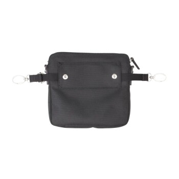 Schwarze Haustier-Zubehörtasche mit Reißverschluss und einer Fronttasche, ausgestattet mit Metallschnappverschlüssen und einem Clip zur Befestigung.