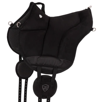 Schwarze gepolsterte Satteldecke mit Mesh-Details, mit verstellbaren Riemen und einem Logo-Emblem, entworfen für den Reitsport.