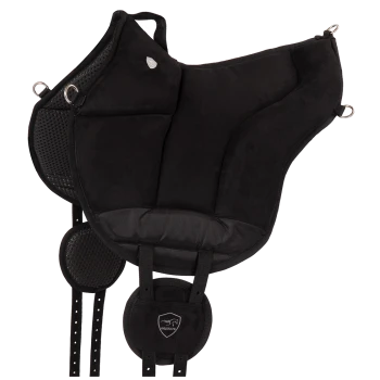 Schwarze gepolsterte Satteldecke mit Mesh-Details, mit verstellbaren Riemen und einem Logo-Emblem, entworfen für den Reitsport.