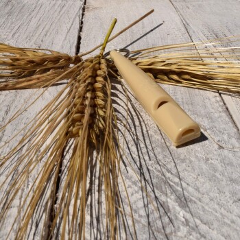 Hand hält 80mm beige Pfeife mit Schlüsselring und Lanyard, deutscher Text hebt Hygienetests, praktischen Verschluss und Gebrauchsanweisungen in DE & EN hervor.