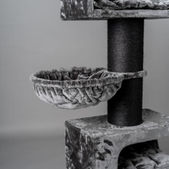 Grau plüschiger Katzenbaum mit einem gemütlichen, runden, abnehmbaren Bett und einem stabilen Kratzbaum.