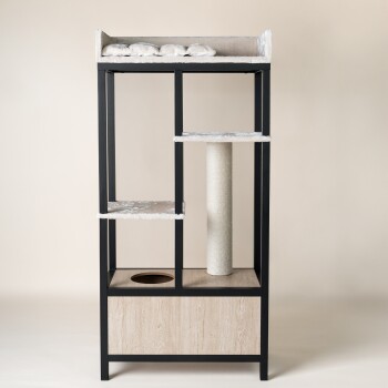 Moderner Katzenbaum mit mehreren Ebenen, einem Kratzpfosten und einer gemütlichen oberen Plattform, mit einem eleganten schwarzen Rahmen und einer hellen Holzbasis.