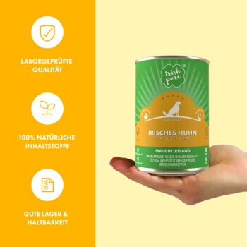 Eine Hand hält eine Dose "Irish Pure" Tierfutter, beschriftet mit "Irisches Huhn" mit grünem und orangefarbenem Design und Qualitätssymbolen.