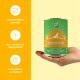 Eine Hand hält eine Dose "Irish Pure" Tierfutter, beschriftet mit "Irisches Huhn" mit grünem und orangefarbenem Design und Qualitätssymbolen.