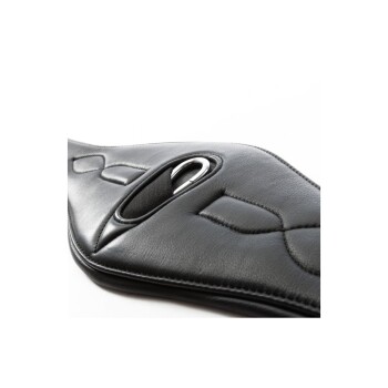 Nahaufnahme eines schwarzen Leder-Hundegeschirrs mit gepolstertem Design und einem Metallring zur Leinenbefestigung.