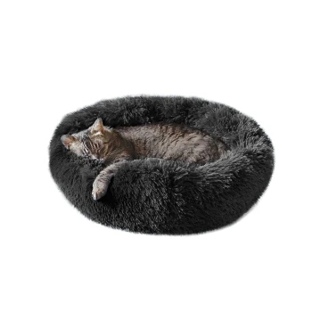 Plüschbett Sarnia S grau Eine graue getigerte Katze, die friedlich in einem runden, flauschigen schwarzen Haustierbett schläft.