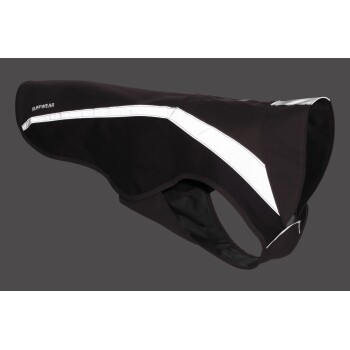 Schwarze Hundejacke mit reflektierenden Streifen, markiert "RUFFWEAR", entworfen für den Außeneinsatz.