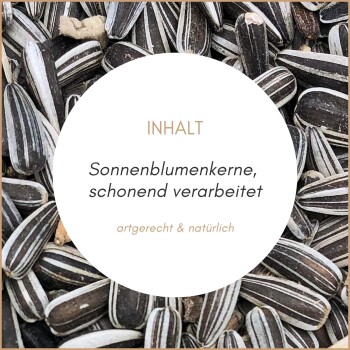 Nahaufnahme von gestreiften Sonnenblumenkernen mit einem weißen Kreis, der deutschen Text über natürliche, schonend verarbeitete Samen enthält.