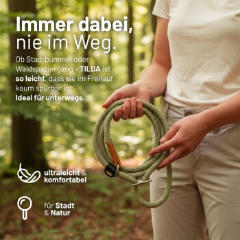 Person hält grüne Seilleine im Wald; deutscher Text 'Immer dabei, nie im Weg.' und 'ultraleicht & komfortabel.'