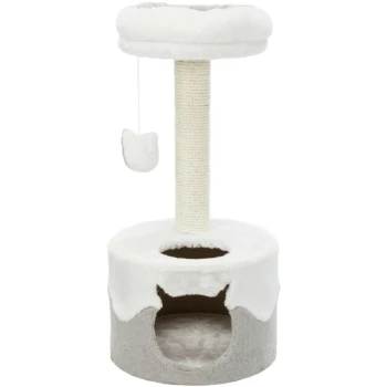 Weißer und grauer Katzenbaum mit einer plüschigen oberen Liegefläche, einem Kratzbaum und einem hängenden Spielzeug, mit einem gemütlichen Versteck an der Basis.