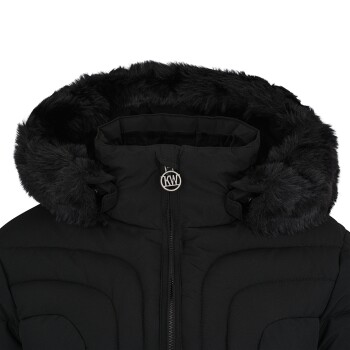 Schwarze Haustierjacke mit einer mit Kunstfell gefütterten Kapuze, mit einem Reißverschluss und einem Logo-Anhänger am Kragen.