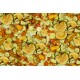 Eine bunte Mischung aus getrocknetem Gemüse, einschließlich grüner Blätter, orangefarbener und gelber Stücke sowie runder Scheiben von getrocknetem Obst, die wie Haustierfutter aussieht.