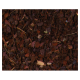 Close-up van donkerbruin en roodachtig huisdierbeddengoed, met kleine, onregelmatig gevormde stukjes en wat gedroogde plantenvezels.