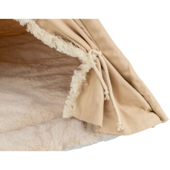 Ein gemütliches Haustierzelt mit einem weichen, plüschigen Innenraum und einem beigen Stoffaußenbereich, mit gebundenen Öffnungen und fransigen Kanten.