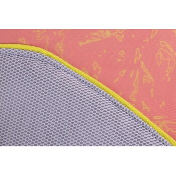 Nahaufnahme eines Hundebetts mit einem pinken und gelben gemusterten Stoff, einer grauen Netzseite und gelbem Rand.