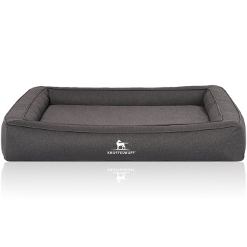 Graues rechteckiges Hundebett mit erhöhten Rändern, mit dem Logo "KNUFFELWUFF" auf der Vorderseite.