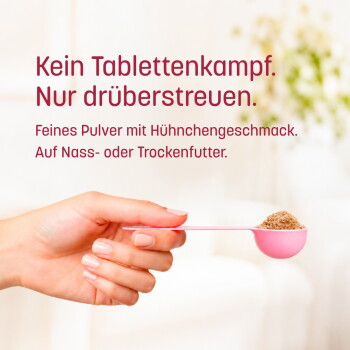 Hand hält rosa Messlöffel mit braunem, nach Huhn schmeckendem Pulver; deutscher Text: 'Kein Tablettenkampf. Nur drüberstreuen.'