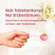 Hand hält rosa Messlöffel mit braunem, nach Huhn schmeckendem Pulver; deutscher Text: 'Kein Tablettenkampf. Nur drüberstreuen.'