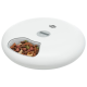 Automatischer Haustierfutterspender mit digitaler Anzeige und einer Schüssel gefüllt mit buntem Futter, markiert mit 'TRIXIE.'