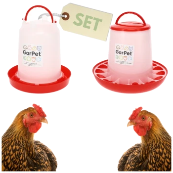 Set aus zwei rot-weißen GarPet-Geflügeltränken/-futterspendern mit Anhänger 'SET', über zwei braunen Hühnern abgebildet.