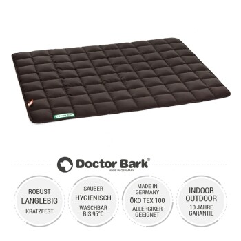 Schwarze, gesteppte Haustiermatte von Doctor Bark, gekennzeichnet mit 'Made in Germany', mit Eigenschaften wie waschbar bis 95°C und 10 Jahren Garantie.
