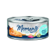 Dose mit Katzenfutter, die eine entspannte orangefarbene Katze zeigt, beschriftet mit 'Moments to enjoy', mit Geschmäckern von Thunfisch und Hühnchen mit Käse.