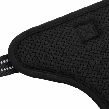 Nahaufnahme eines schwarzen Haustiergeschirrs mit atmungsaktivem Mesh-Gewebe und verstellbaren Riemen, entworfen für Komfort und Sicherheit.