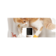 Eine neugierige orangefarbene Tabby-Katze untersucht eine weiße Petcube-Kamera, umgeben von kleinen Spielzeugtieren auf einem Regal.